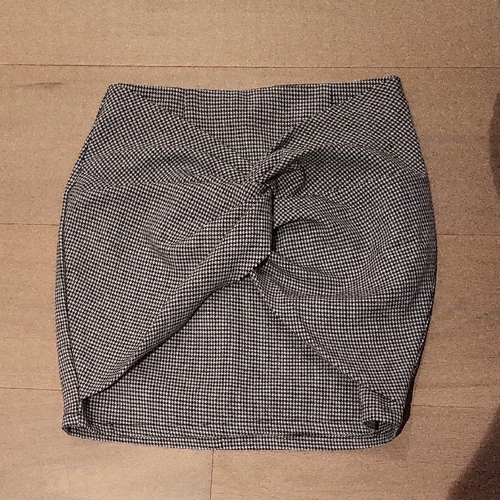 Chic Black and White Houndstooth Pencil Skirt